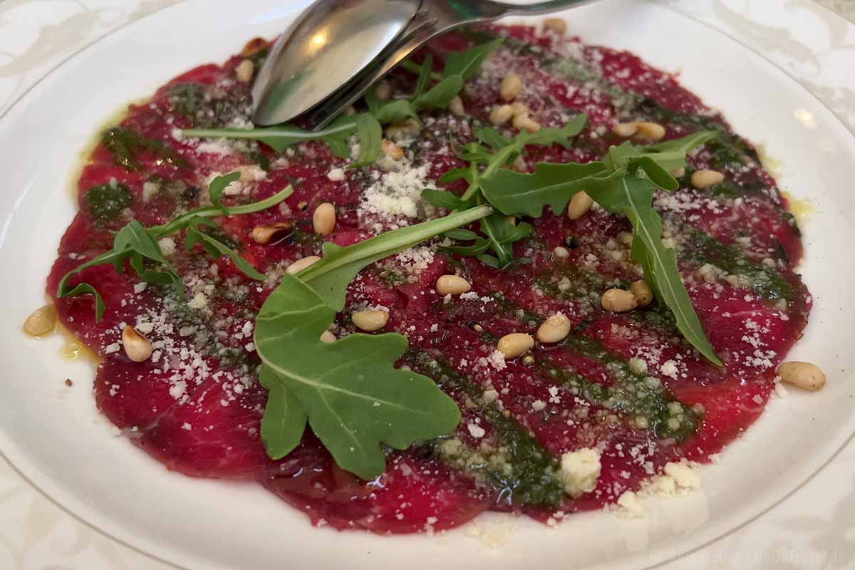 Rindercarpaccio mit Kräuterpesto