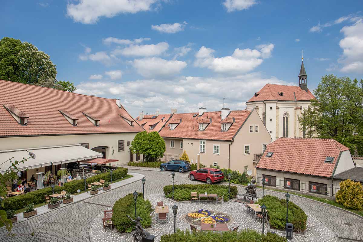 Blick auf die Restaurantterrasse und auf ein Teil des Klosters