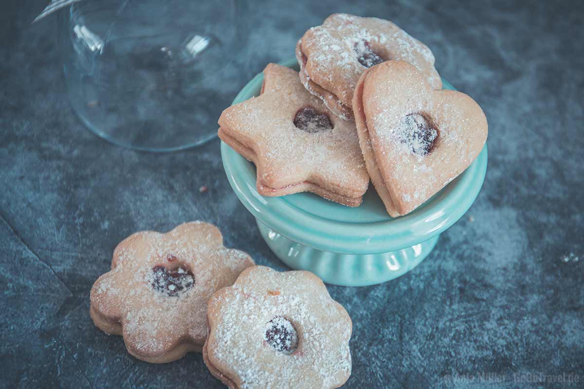 Linzer Sterne sind ein typisches Weihnachtsgebäck aus Österreich