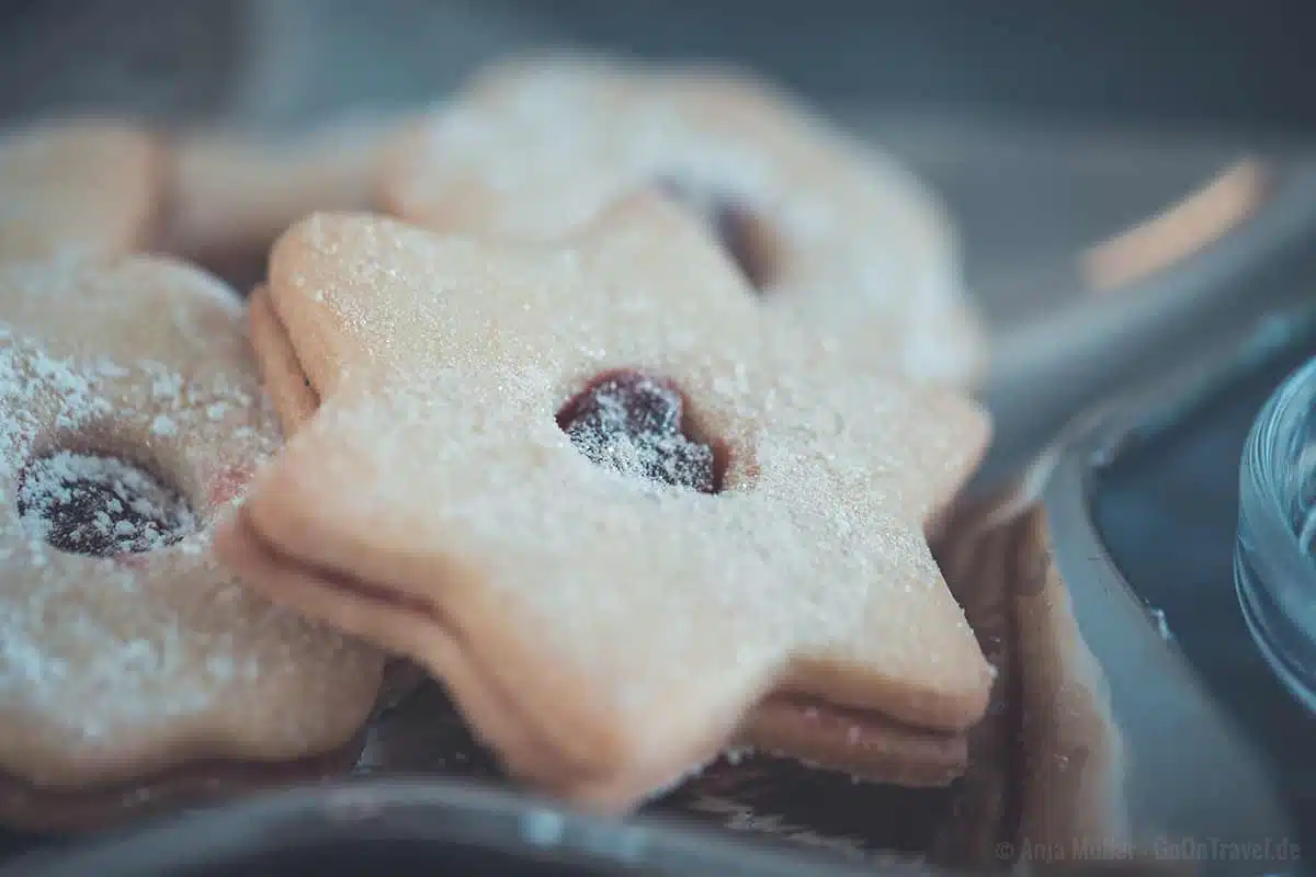 Linzer Sterne bestehen aus einem Ein-Zwei-Drei-Teig Linzer Sterne bestehen aus einem Ein-Zwei-Drei-Teig