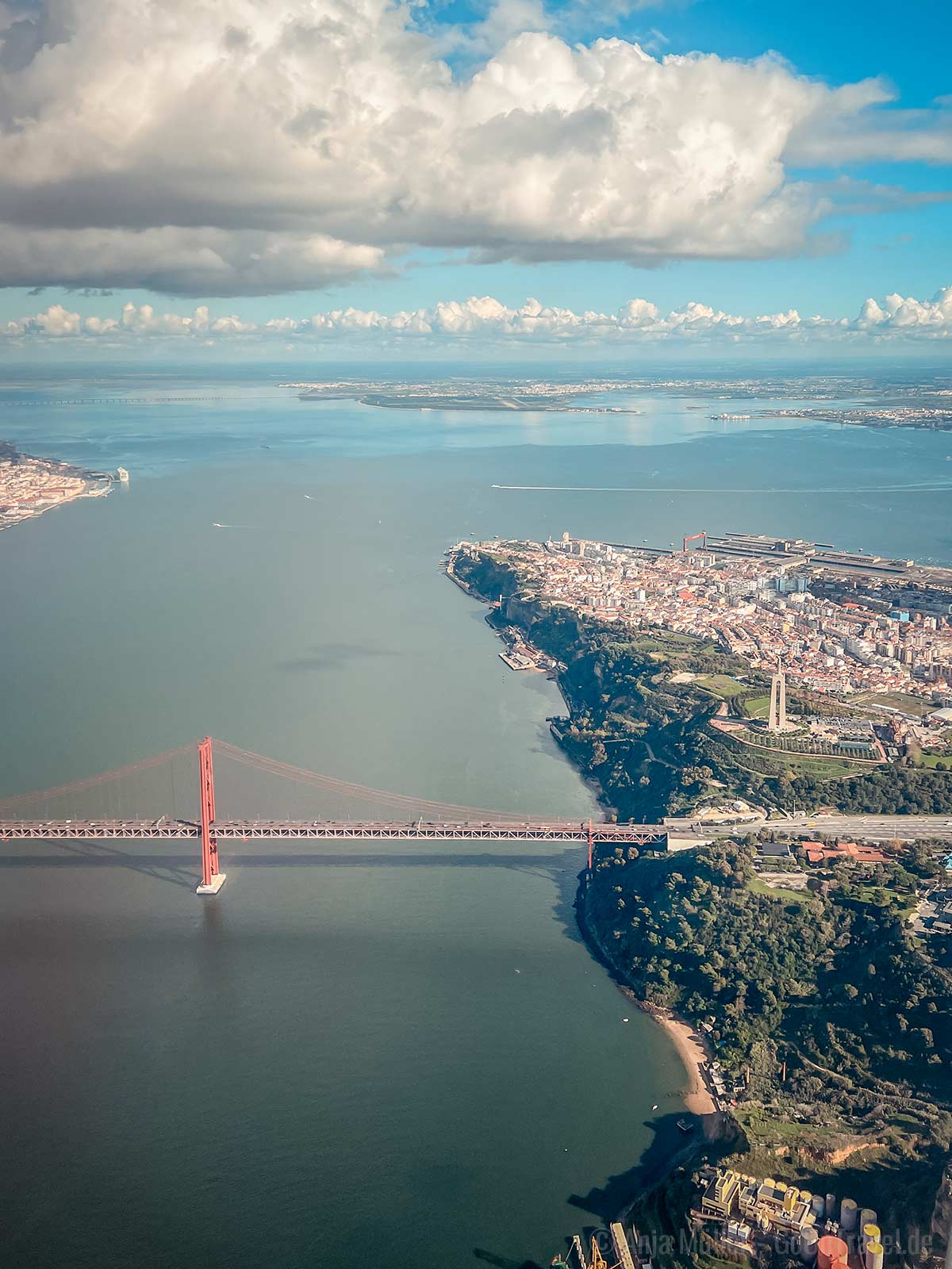 Blick auf die Brücke vom Flugzeug aus Blick auf die Brücke vom Flugzeug aus