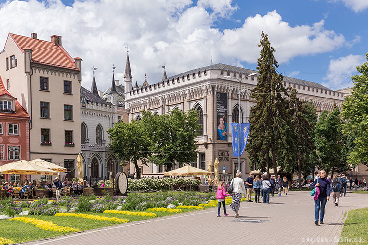 Der Livenplatz mit Blick auf die neue und die alte Gilde.