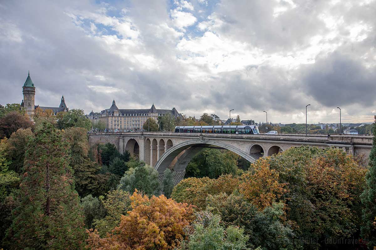 Die Adolphe Brücke ist eines der bekanntesten Sehenswürdigkeiten in Luxemburg.