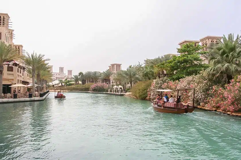 Mit dem Wassertaxi durch Madinat Jumeirah Mit dem Wassertaxi durch Madinat Jumeirah