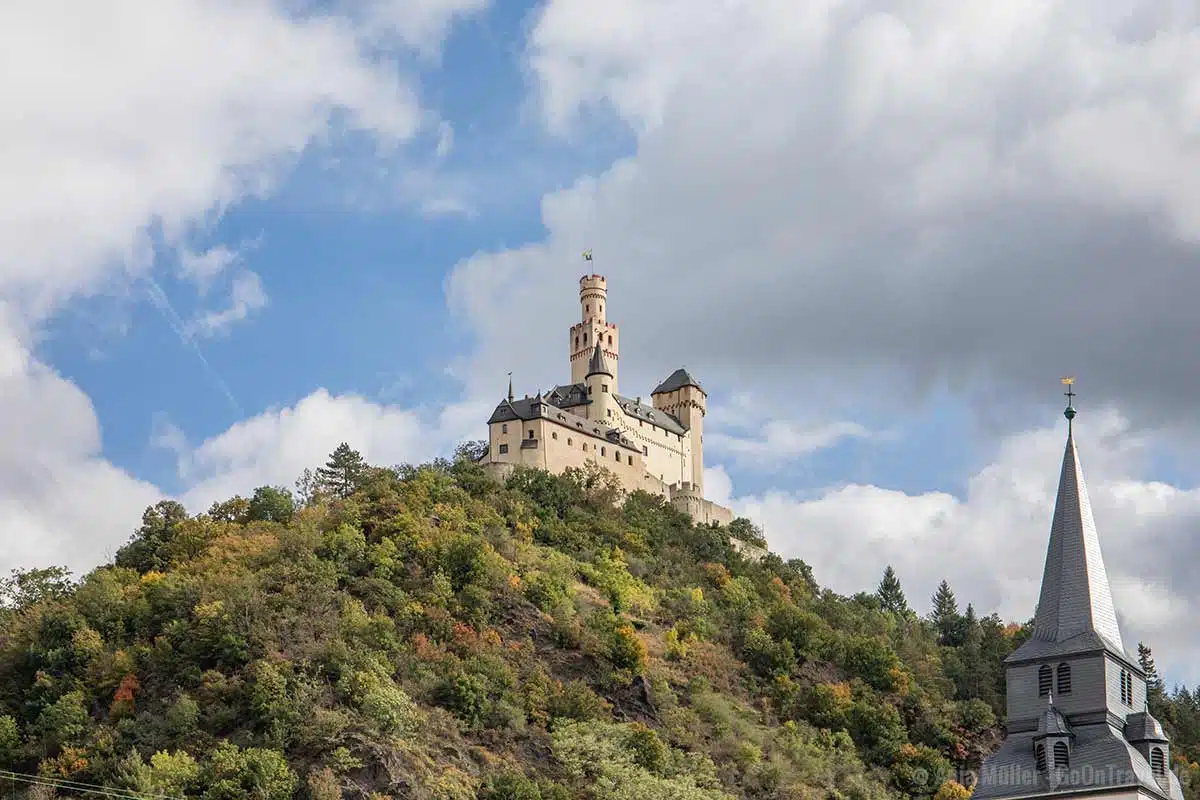 Marksburg auf dem 60 Meter hohen Schieferkegel Marksburg auf dem 60 Meter hohen Schieferkegel