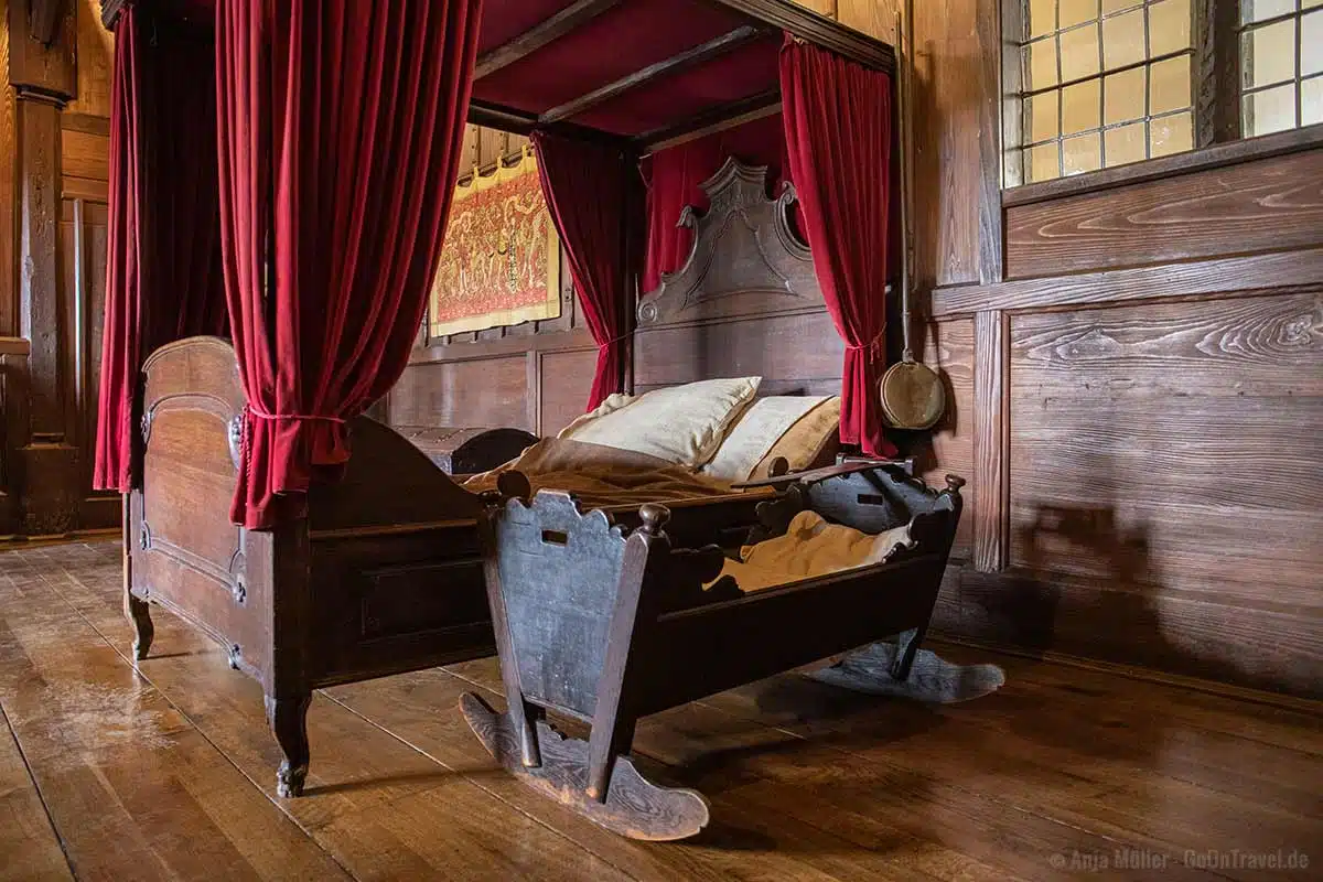 In den Ausstellungsräumen der Marksburg In den Ausstellungsräumen der Marksburg