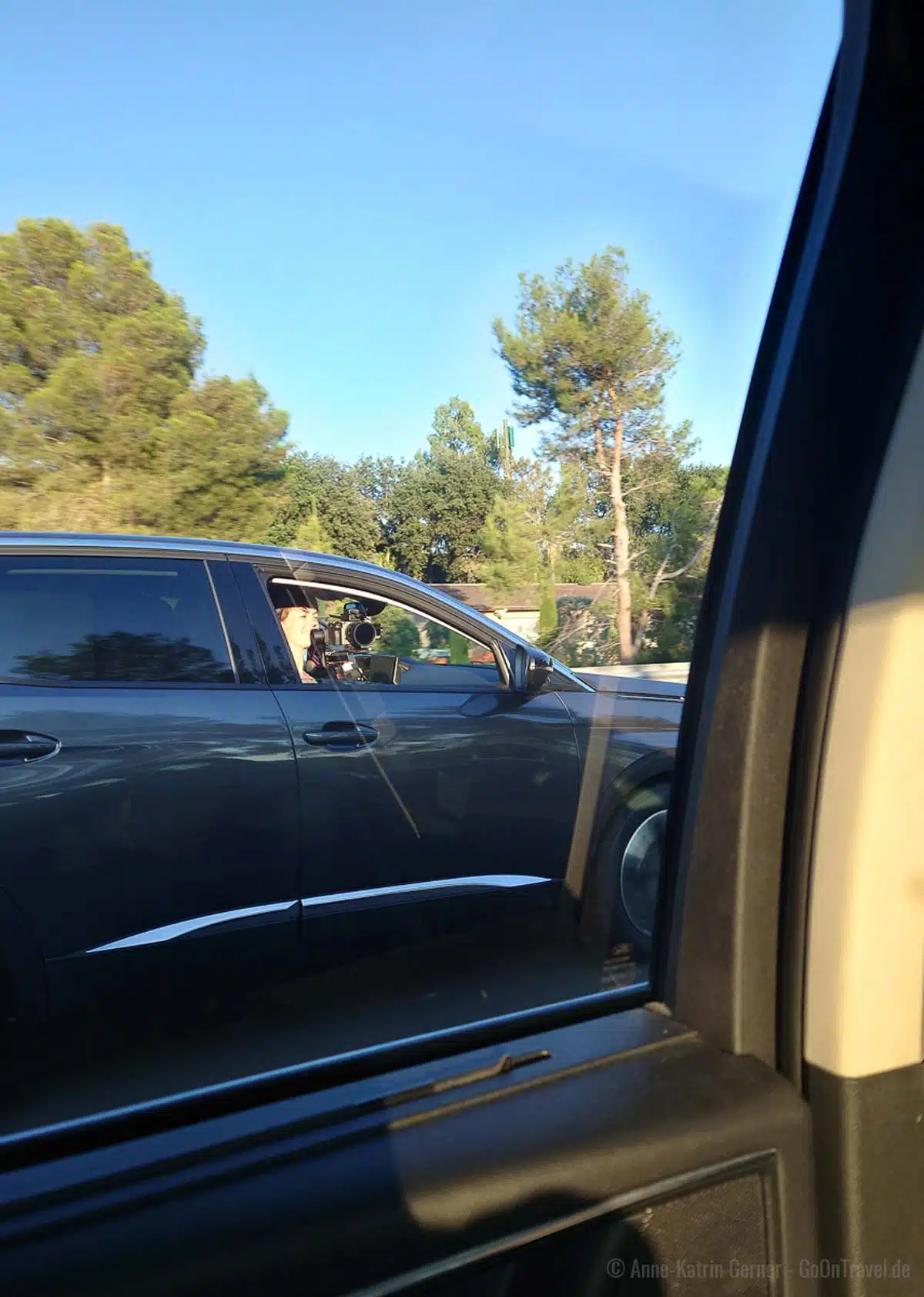 Julia filmt Moderatorin Clarissa bei der Autofahrt aus dem fahrenden Fahrzeug