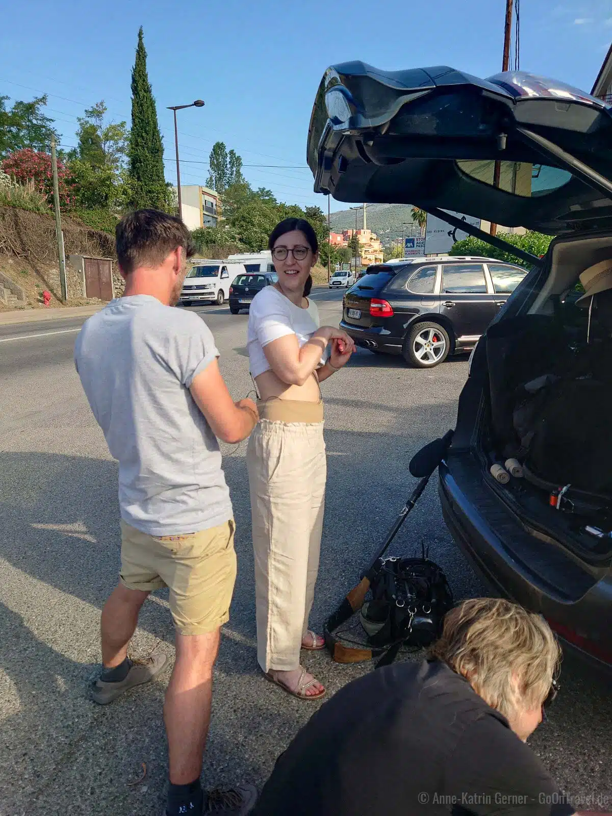 Anja wird von Tino, dem Tontechniker verkabelt Anja wird von Tino, dem Tontechniker verkabelt