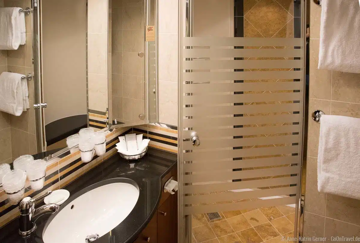 Badezimmer mit Dusche in der Color Suite Badezimmer mit Dusche in der Color Suite
