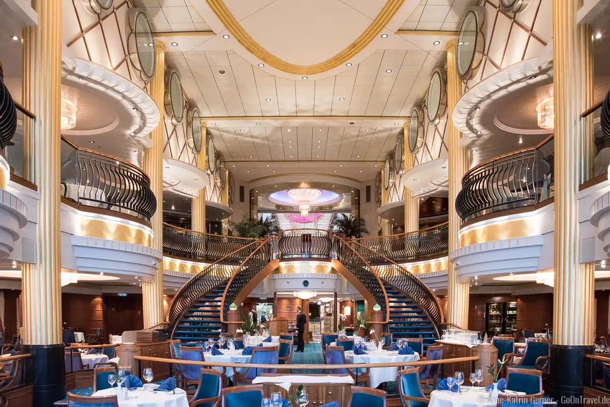 Oceanic Restaurant (u.) und Cosmopolitan Restaurant mit Bar (o.) Oceanic Restaurant (u.) und Cosmopolitan Restaurant mit Bar (o.)