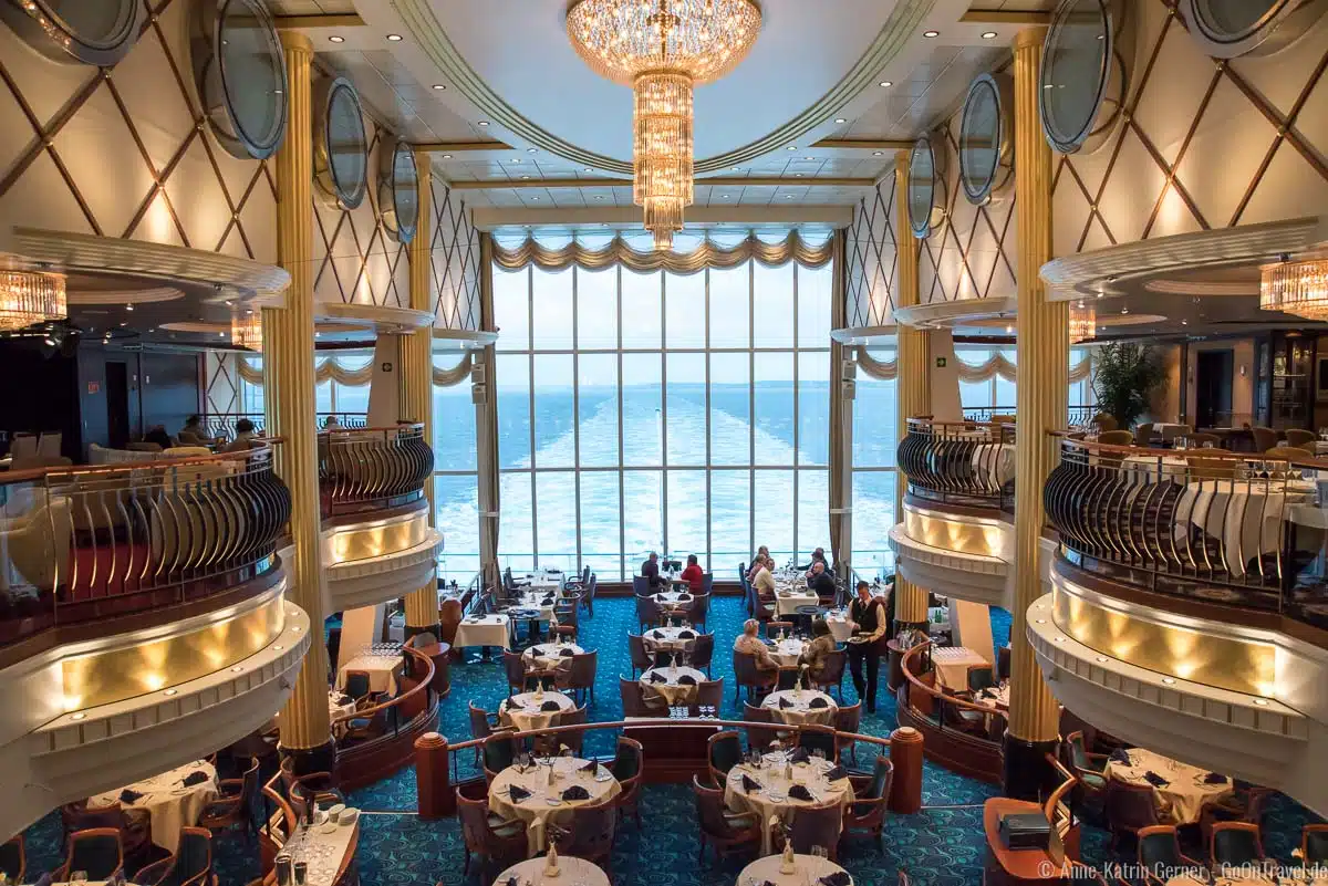 Oceanic Restaurant (u.) und Cosmopolitan Restaurant mit Bar (o.) Oceanic Restaurant (u.) und Cosmopolitan Restaurant mit Bar (o.)