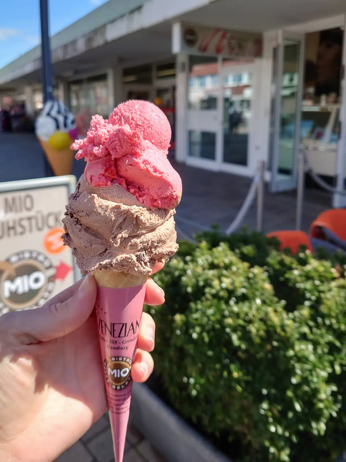 Teuer aber lecker, die Eissorten Himbeere und Bacio bei MIO in Westerland Teuer aber lecker, die Eissorten Himbeere und Bacio bei MIO in Westerland