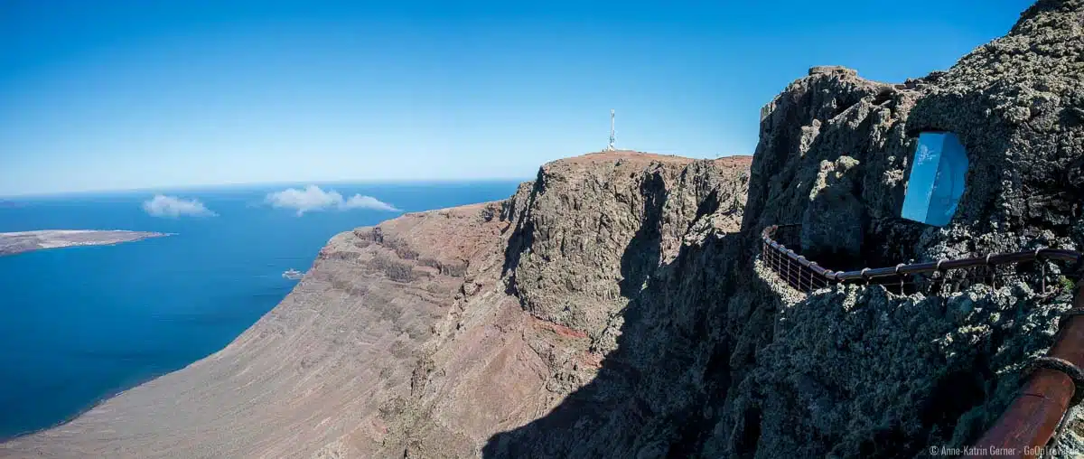 An der Nordwand des Famaramassivs liegt das Restaurant mit Aussichtsplattform An der Nordwand des Famaramassivs liegt das Restaurant mit Aussichtsplattform