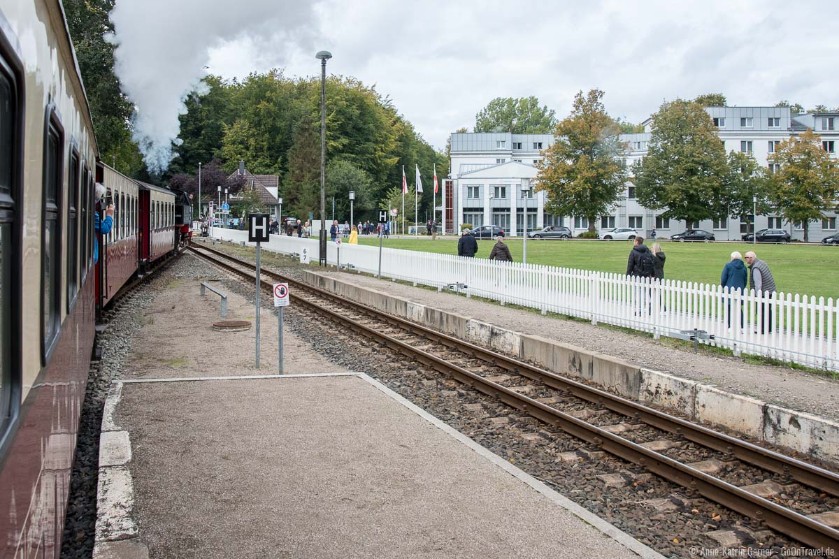 Molli fährt durch Heiligendamm