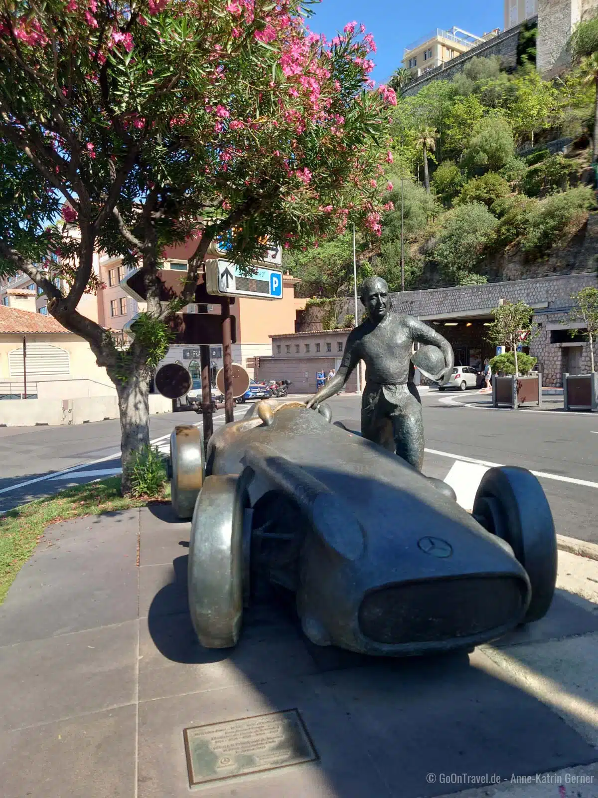 Statue der Rennfahrerlegende Juan Manuel Fangio am Monaco Stadtkurs