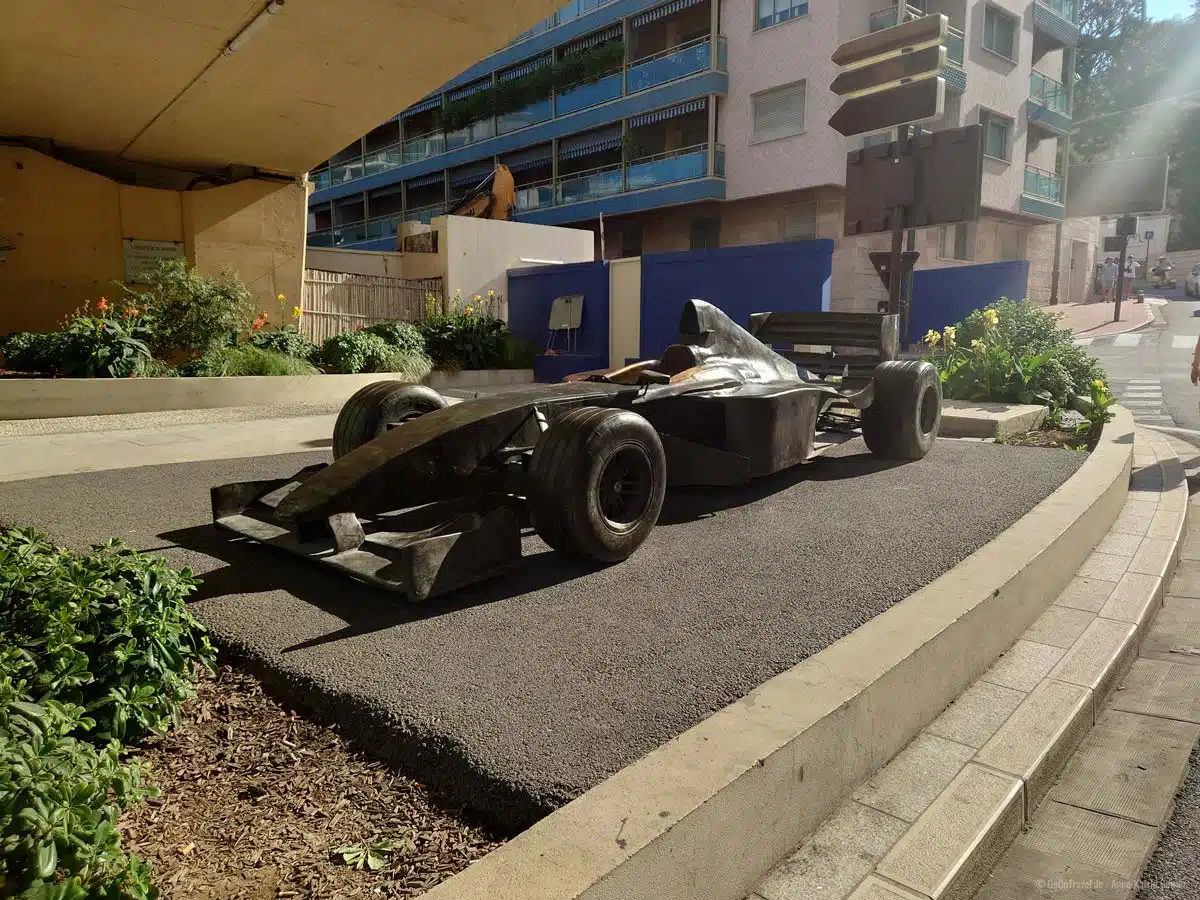 Hinter dem Tunnel an der Mirabeau und Portier steht diese Bronze eines Formel Eins Rennwagens Hinter dem Tunnel an der Mirabeau und Portier steht diese Bronze eines Formel Eins Rennwagens