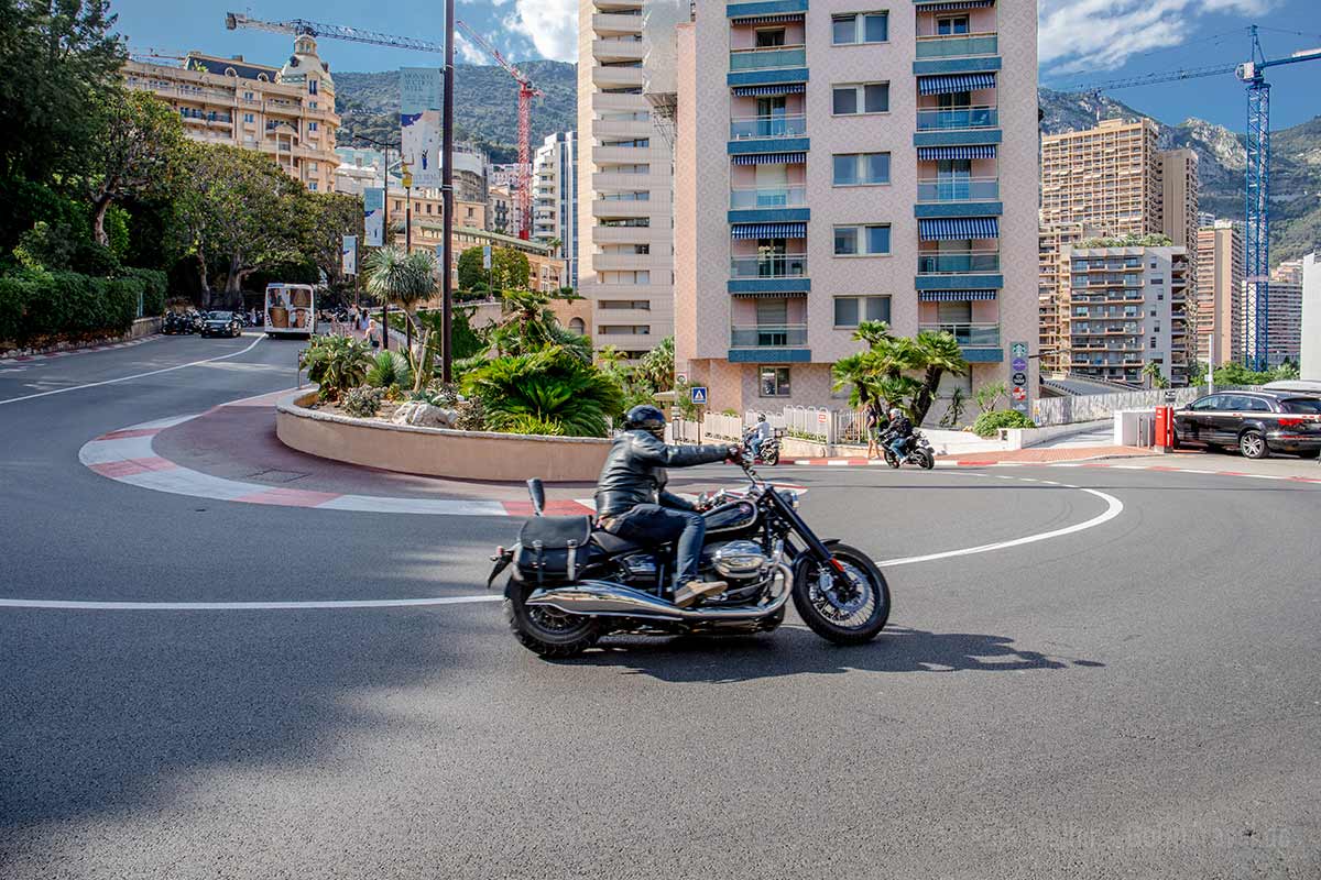 Direkt an der berühmten Haarnadel Kurve in Monaco