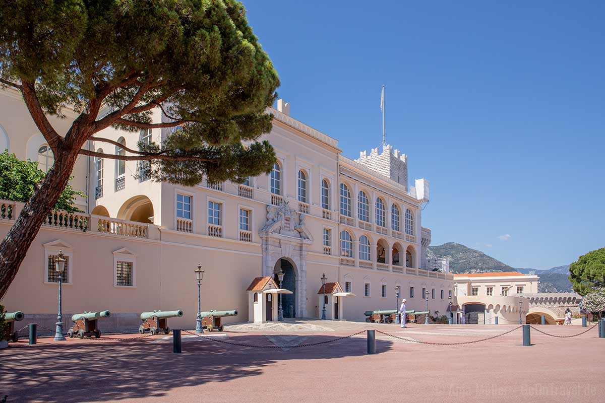 Der Wachwechsel am Fürstenpalast findet täglich um 11.55 Uhr statt