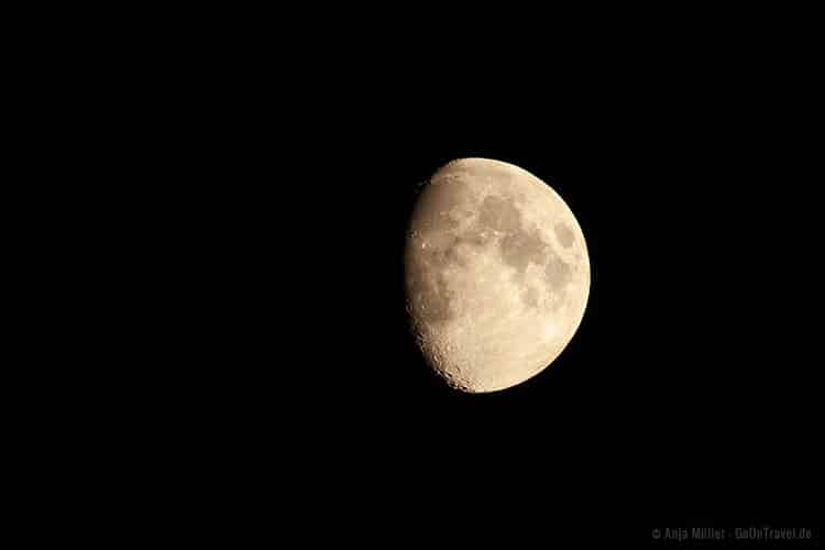 Ein Halbmond kann genauso spannend wirken: 1/200 Sekunden, f/5,6, ISO 800, 300 mm