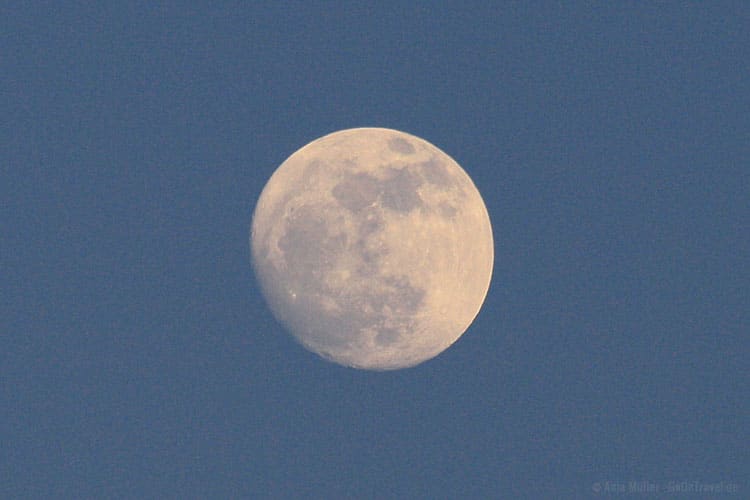 Mond fotografieren in der der blauen Stunde: 1/400 Sekunden, f/7,1, ISO 640, 300 mm