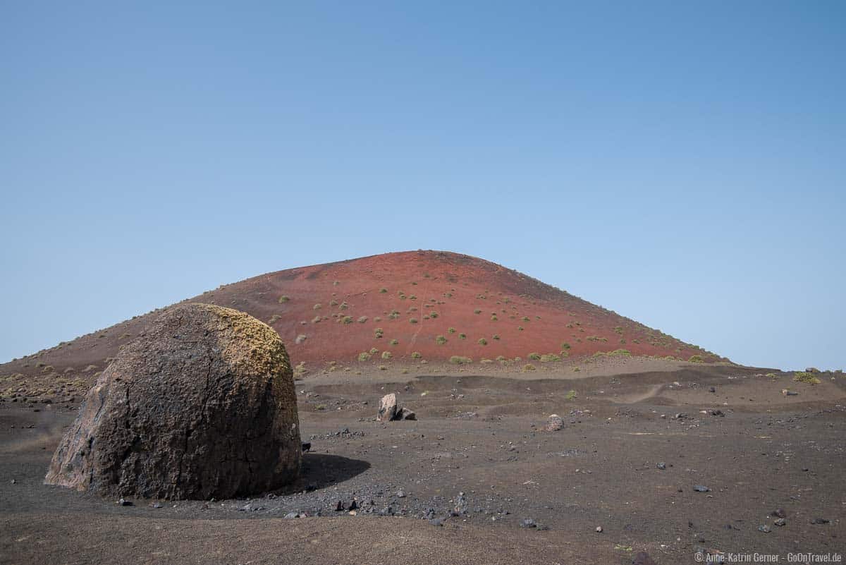 Eines der beliebtesten Fotomotive auf den Lanzarote Vulkan-Wanderungen: die Lavabombe 