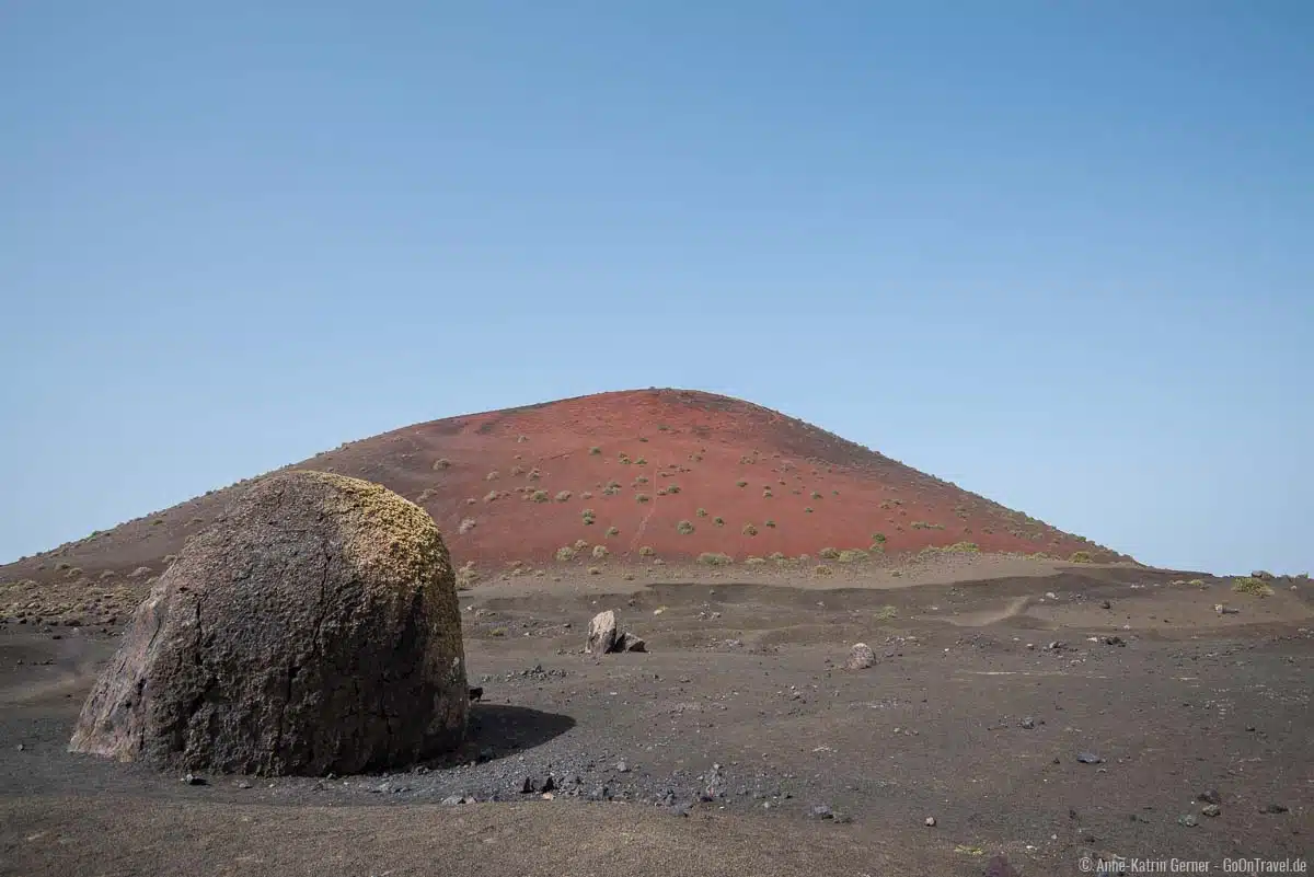 Eines der beliebtesten Fotomotive auf den Lanzarote Vulkan-Wanderungen: die Lavabombe Eines der beliebtesten Fotomotive auf den Lanzarote Vulkan-Wanderungen: die Lavabombe