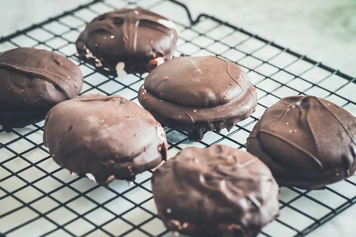 Die originalen Moon Pies sind mit Schokolade überzogen. Die originalen Moon Pies sind mit Schokolade überzogen.