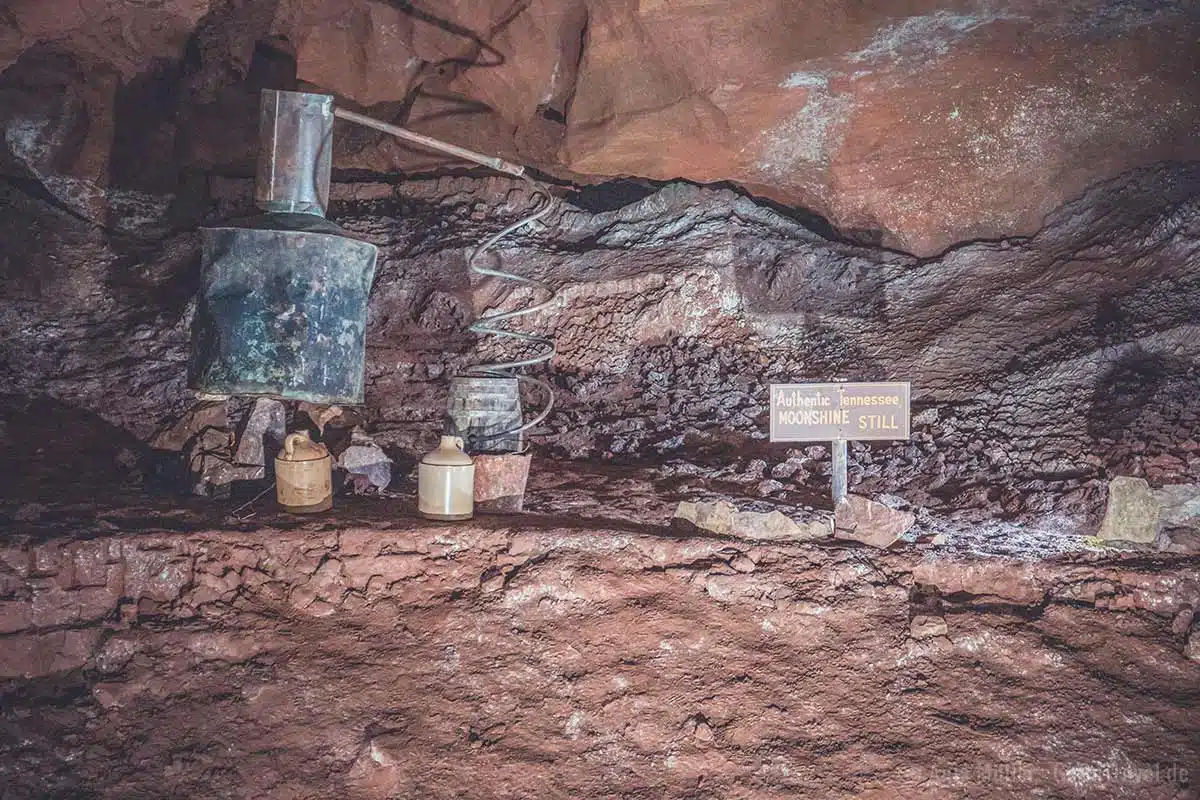 Moonshine wird und wurde illegal hergestellt, wie zum Beispiel auch in Höhlen Moonshine wird und wurde illegal hergestellt, wie zum Beispiel auch in Höhlen