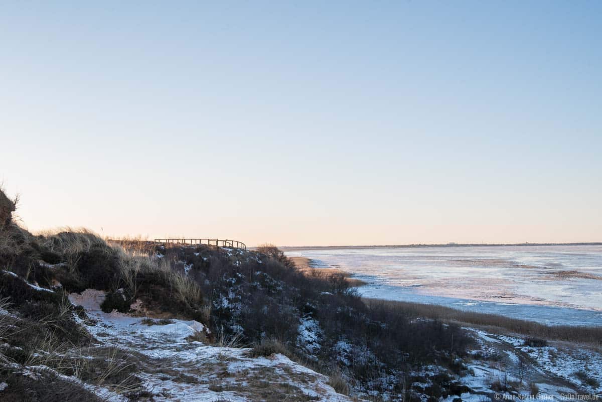 Aussichtsplattform Morsum Kliff zum Sonnenuntergang im Winter Aussichtsplattform Morsum Kliff zum Sonnenuntergang im Winter