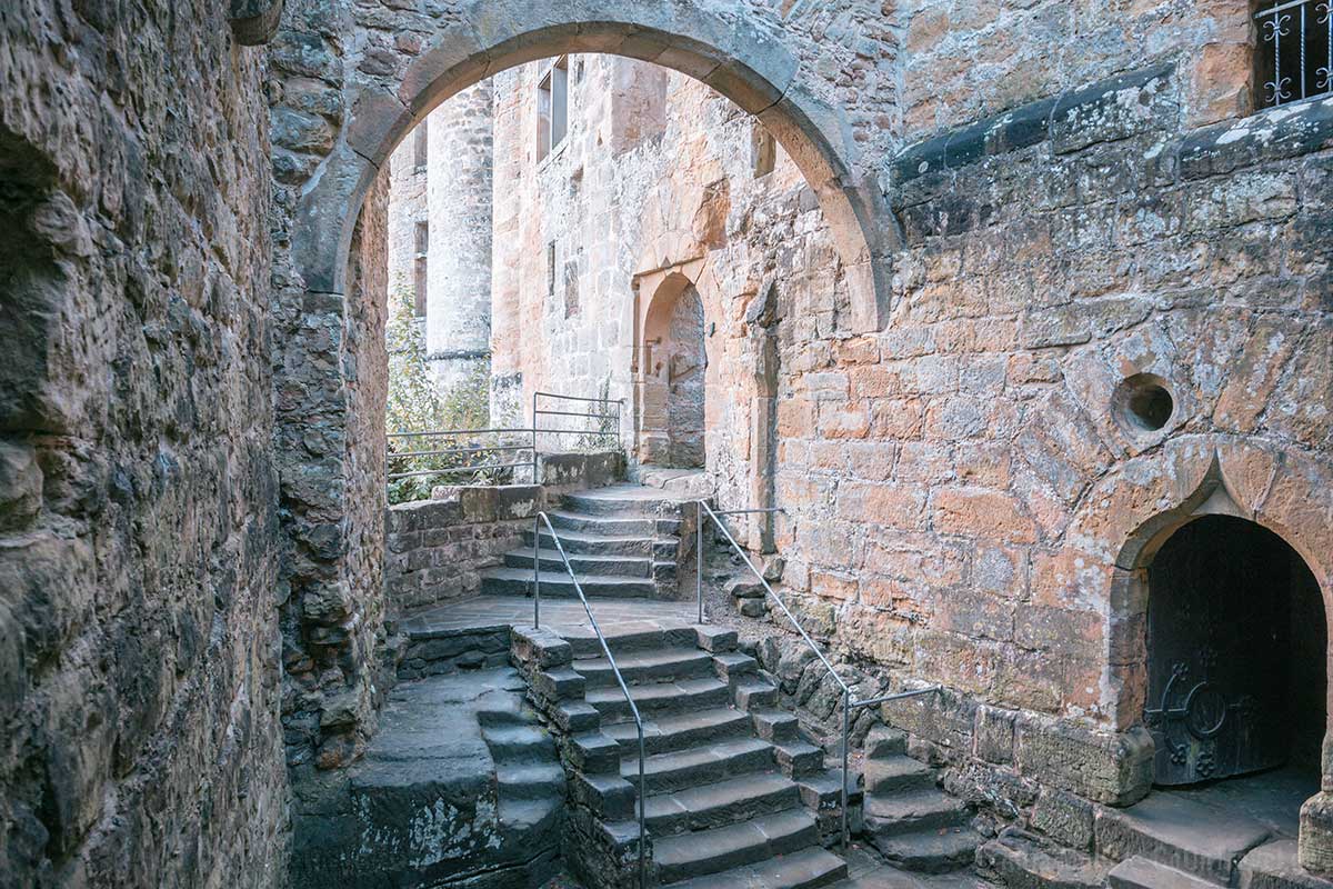 In den Ruinen der Mittelalterburg