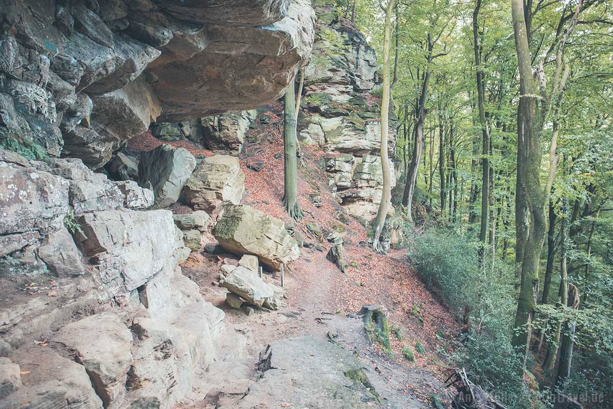 B2 Wanderweg entlang den Felswänden B2 Wanderweg entlang den Felswänden