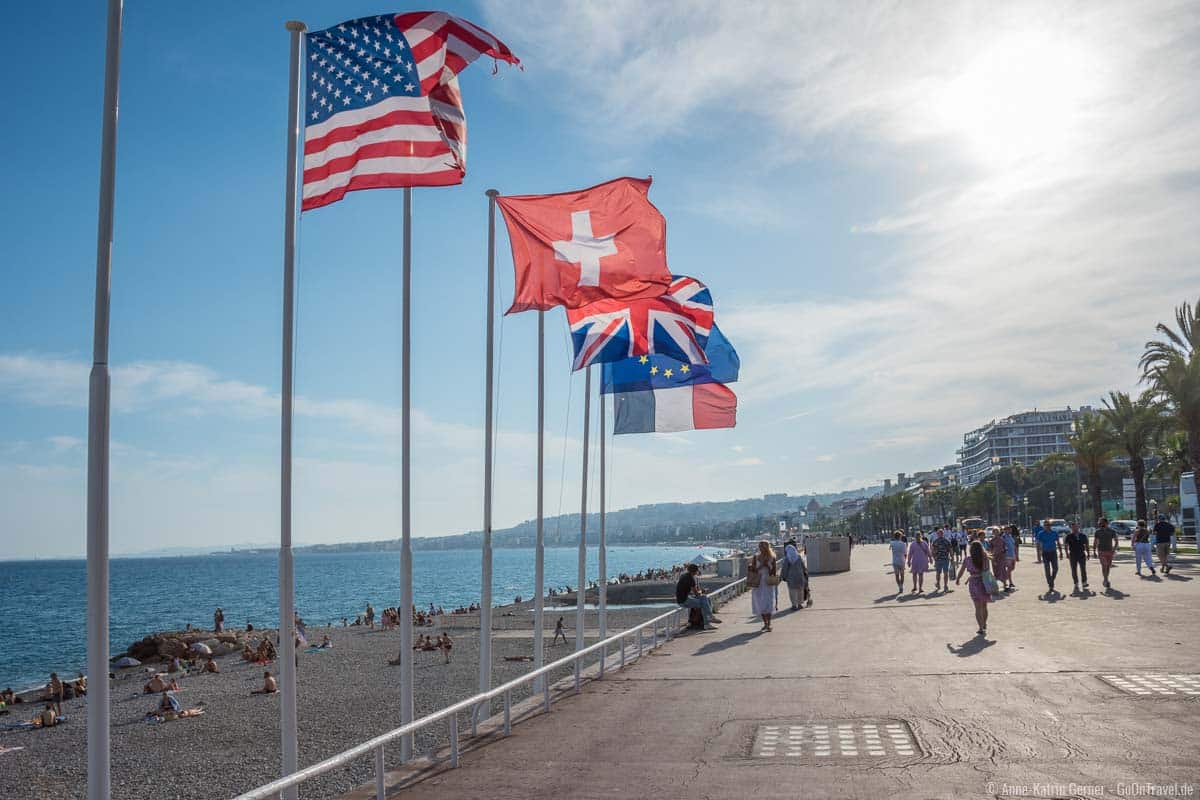 Die berühmte Promenade Anglais mit seinen Kiesstränden führt auch am historischen Hotel Négresco vorbei