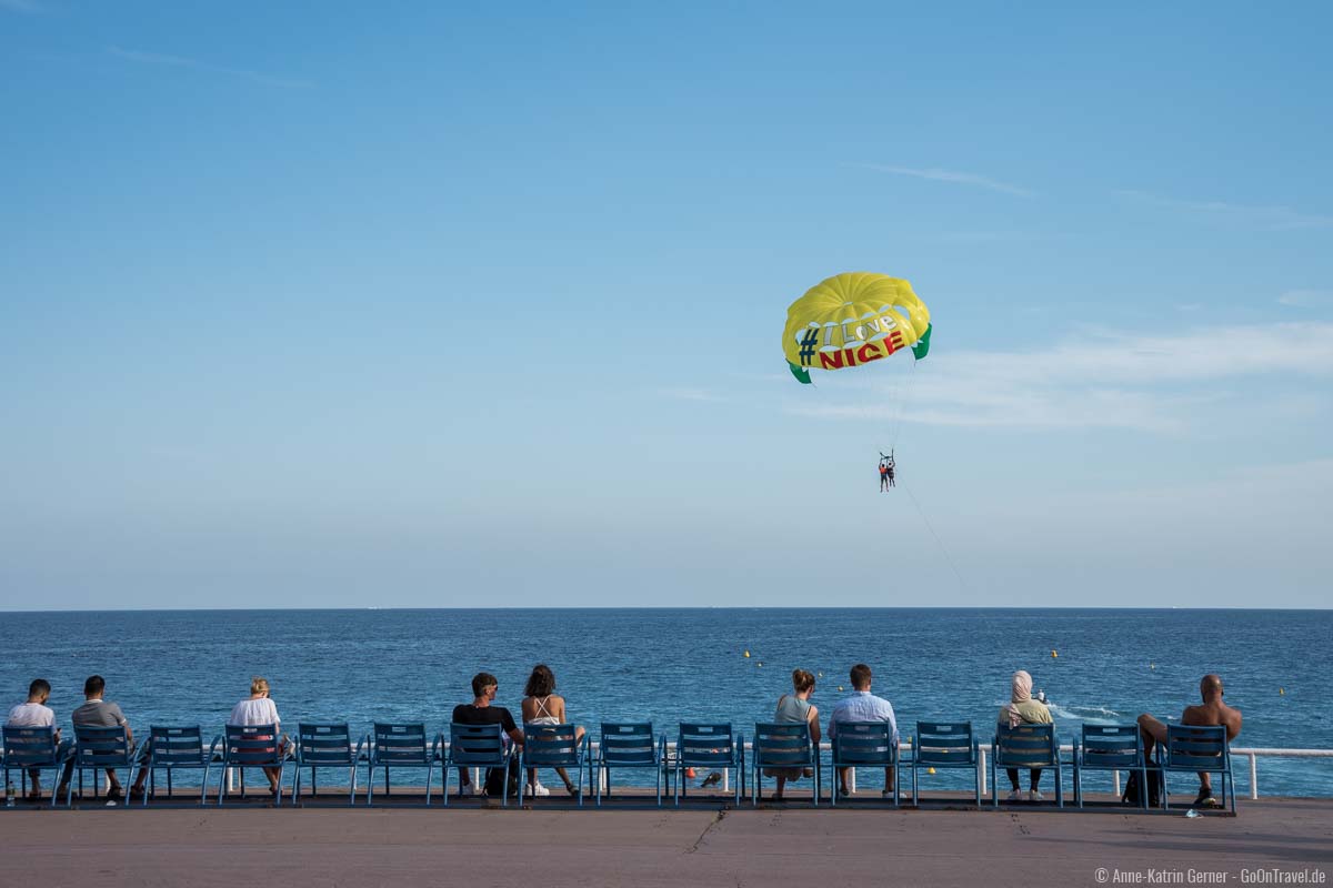Blick aufs Mittelmeer - an der Strandpromenade von Cannes