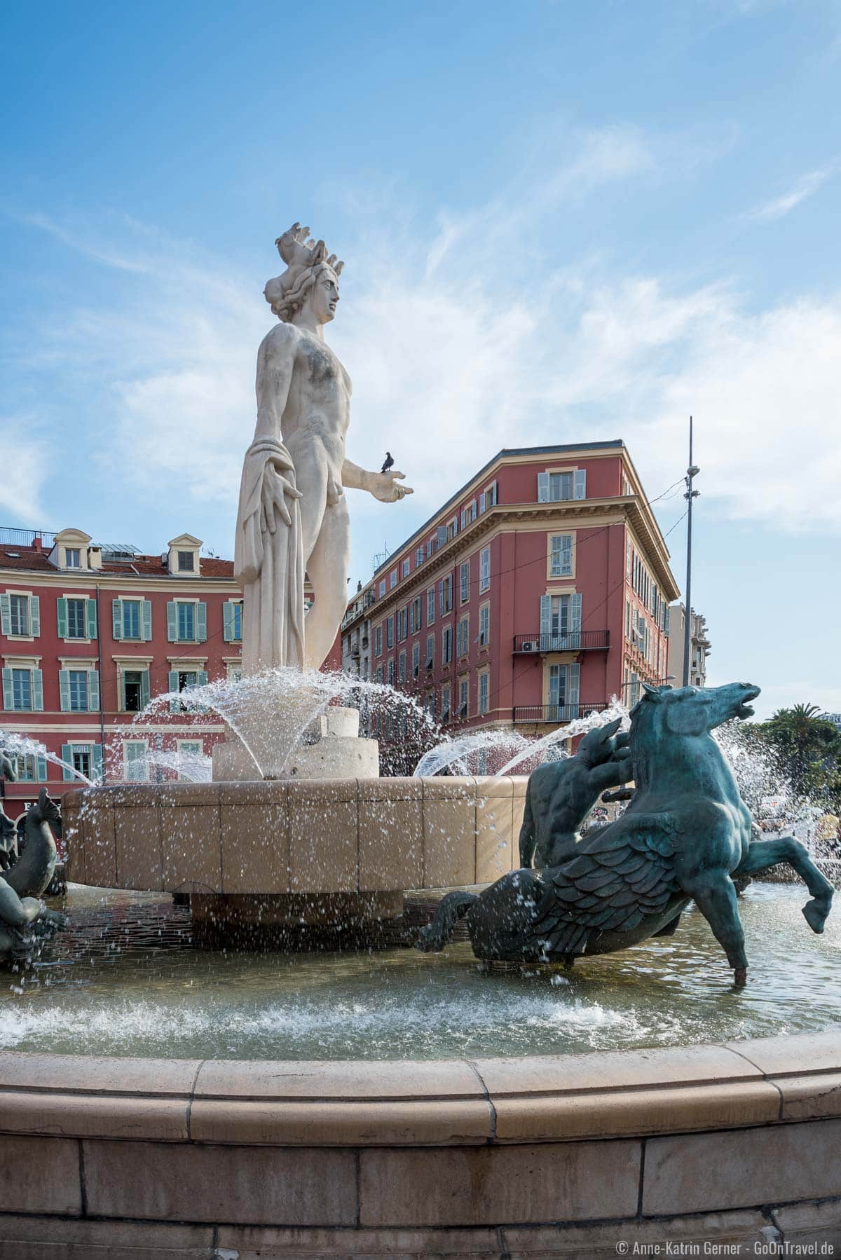 Apollo auf dem Fontaine du Soleil am Place Masséna in Nizza