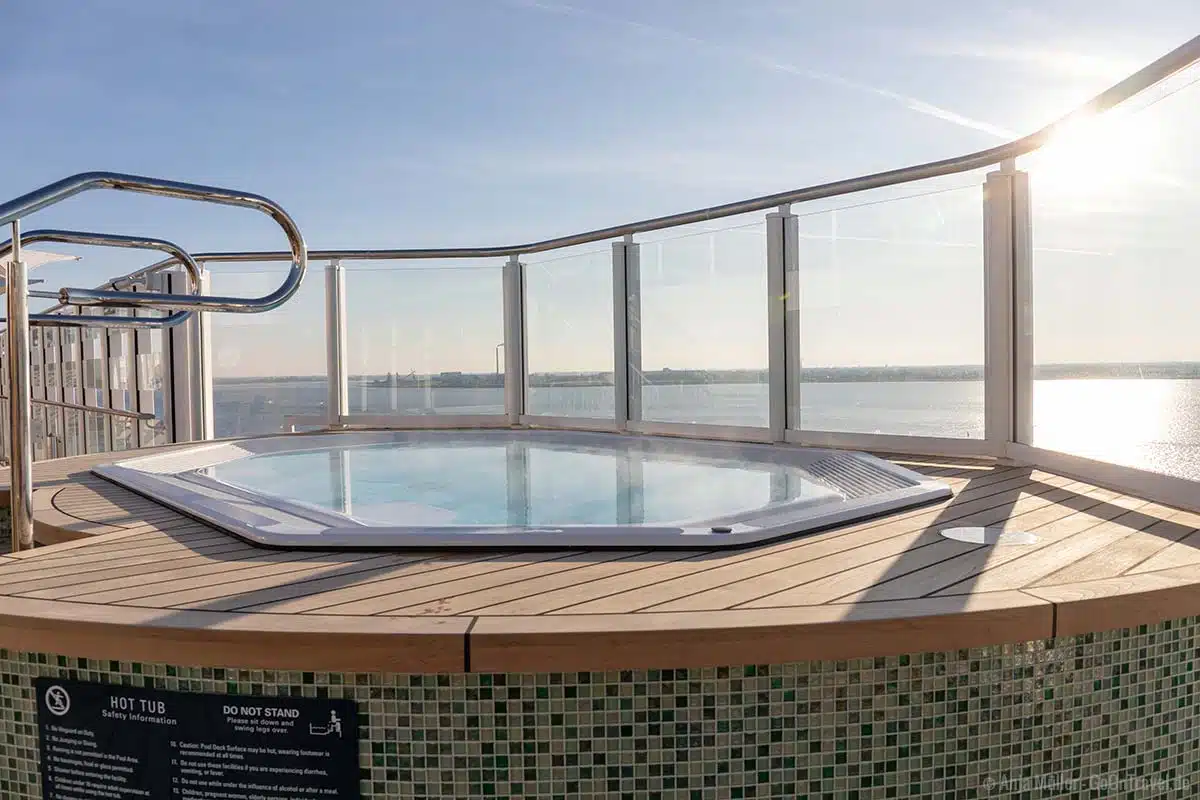 Hot Tub auf dem Deck Hot Tub auf dem Deck