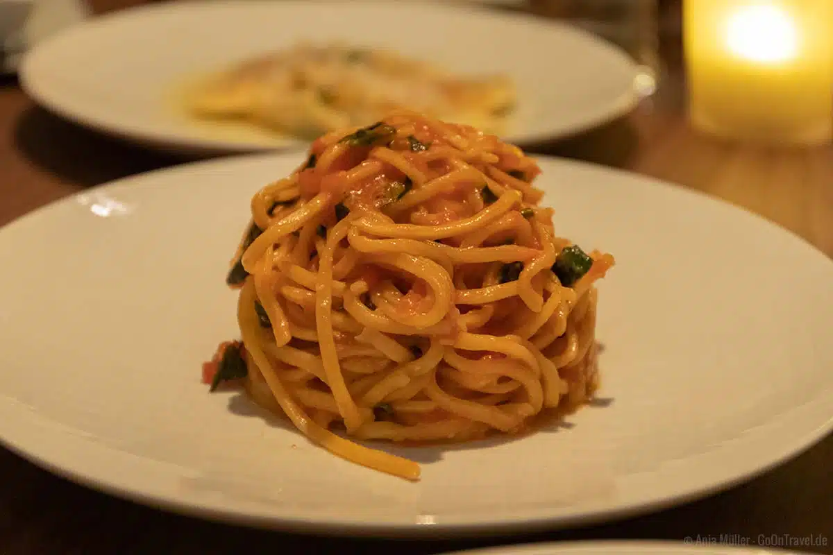 Spagetti mit Tomaten und Basilikum Spagetti mit Tomaten und Basilikum