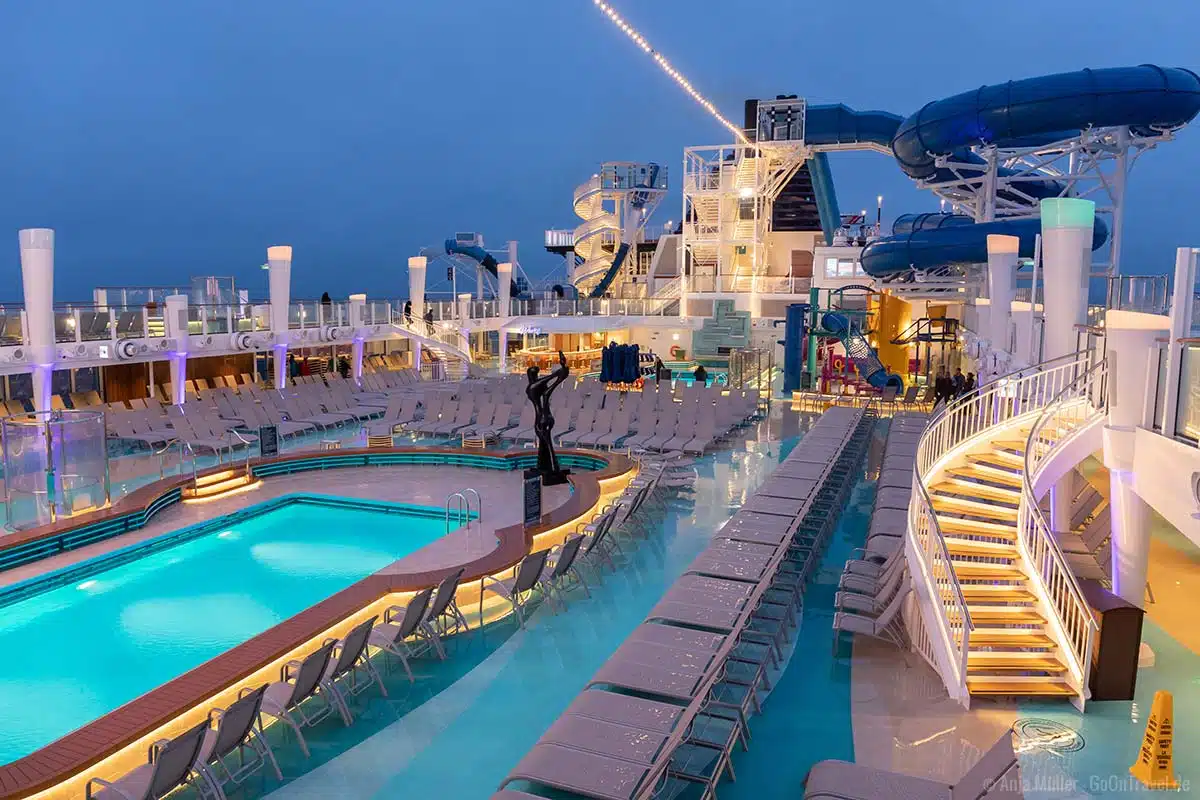 Die Pool Landschaft auf der Norwegian Encore Die Pool Landschaft auf der Norwegian Encore