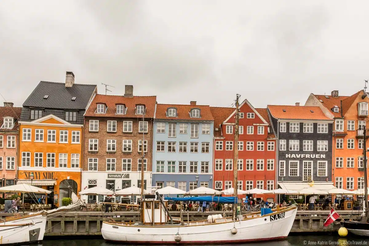 Die berühmten bunten Häuser am Nyhavn bei Regen