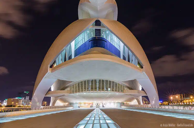 Der zweite Eingang des Palau de les Arts Der zweite Eingang des Palau de les Arts