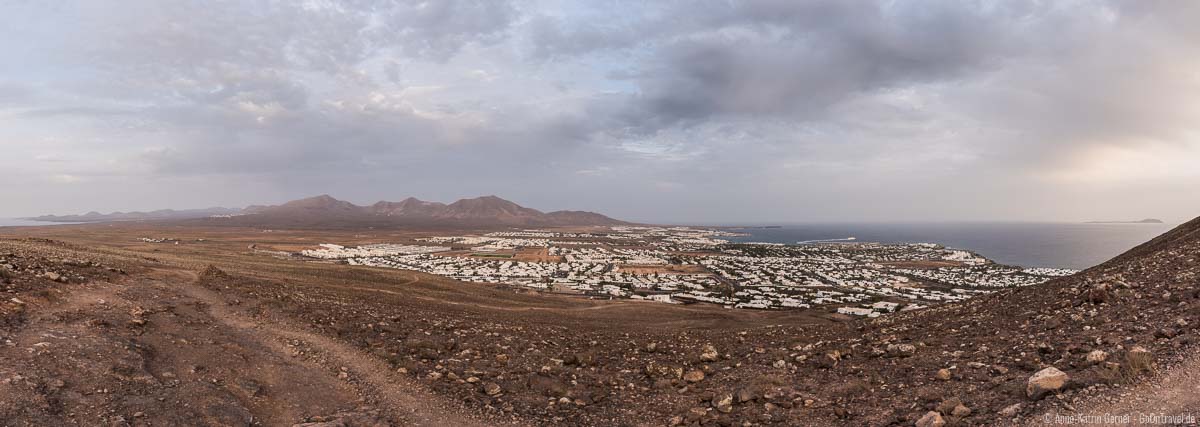 Panoramablick über Playa Blanca und dem Ajaches Gebirge