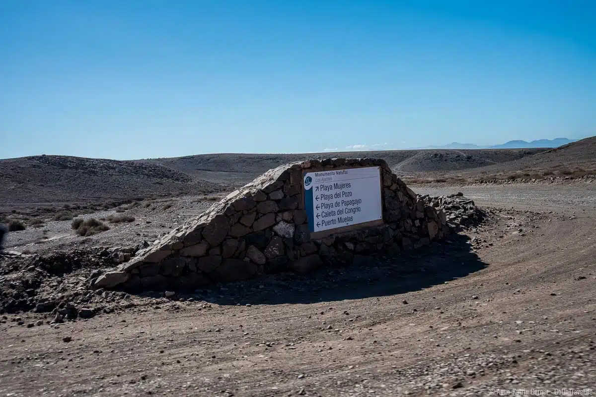 Ausschilderung der Papagayo Strände im Naturpark Los Ajaches Ausschilderung der Papagayo Strände im Naturpark Los Ajaches