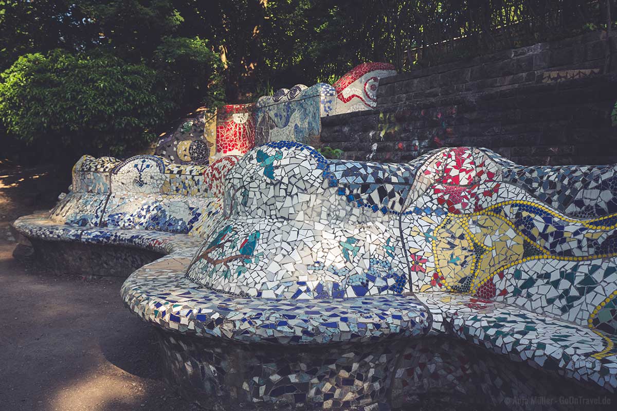 Diese Bank erinnert stark an den Gaudi Park in Barcelona Diese Bank erinnert stark an den Gaudi Park in Barcelona