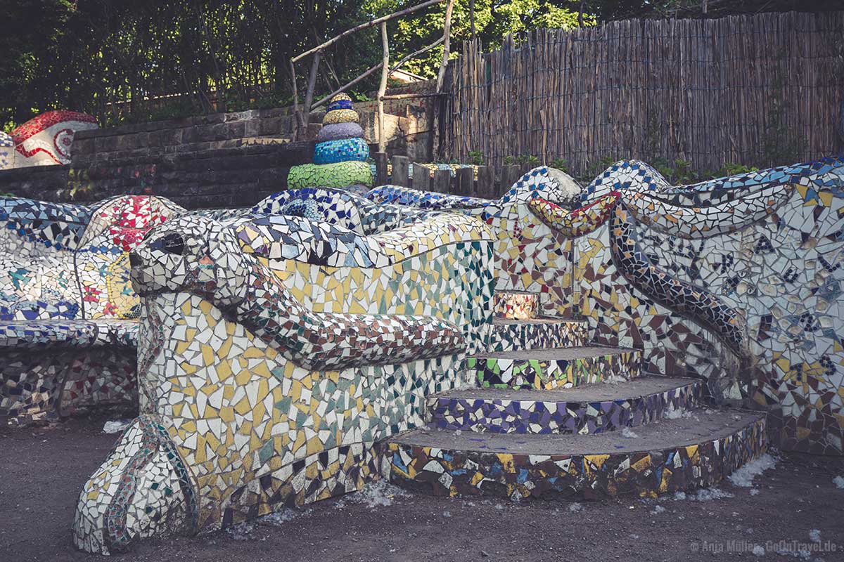 Bank aus Mosaik im Paradiesgärtlein Bank aus Mosaik im Paradiesgärtlein