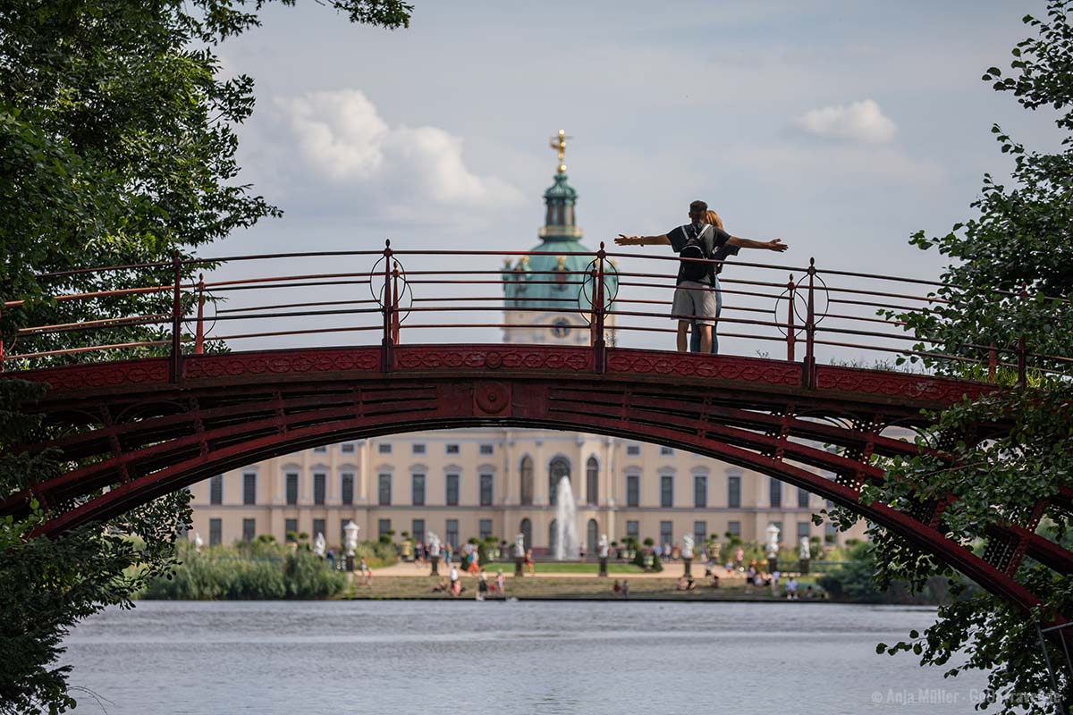 Rote Brücke mit dem Schloss im Hintergrund Rote Brücke mit dem Schloss im Hintergrund