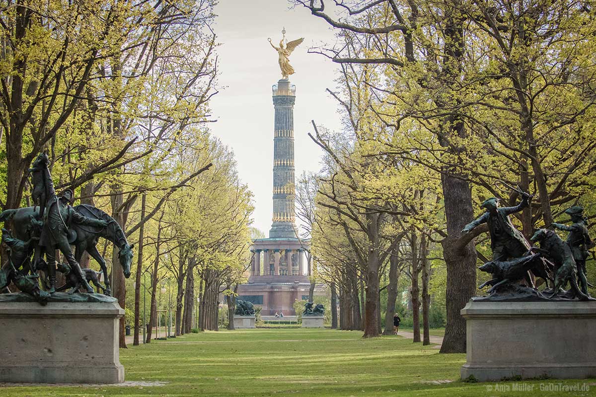 Blick auf die Siegessäule vom Tiergarten aus