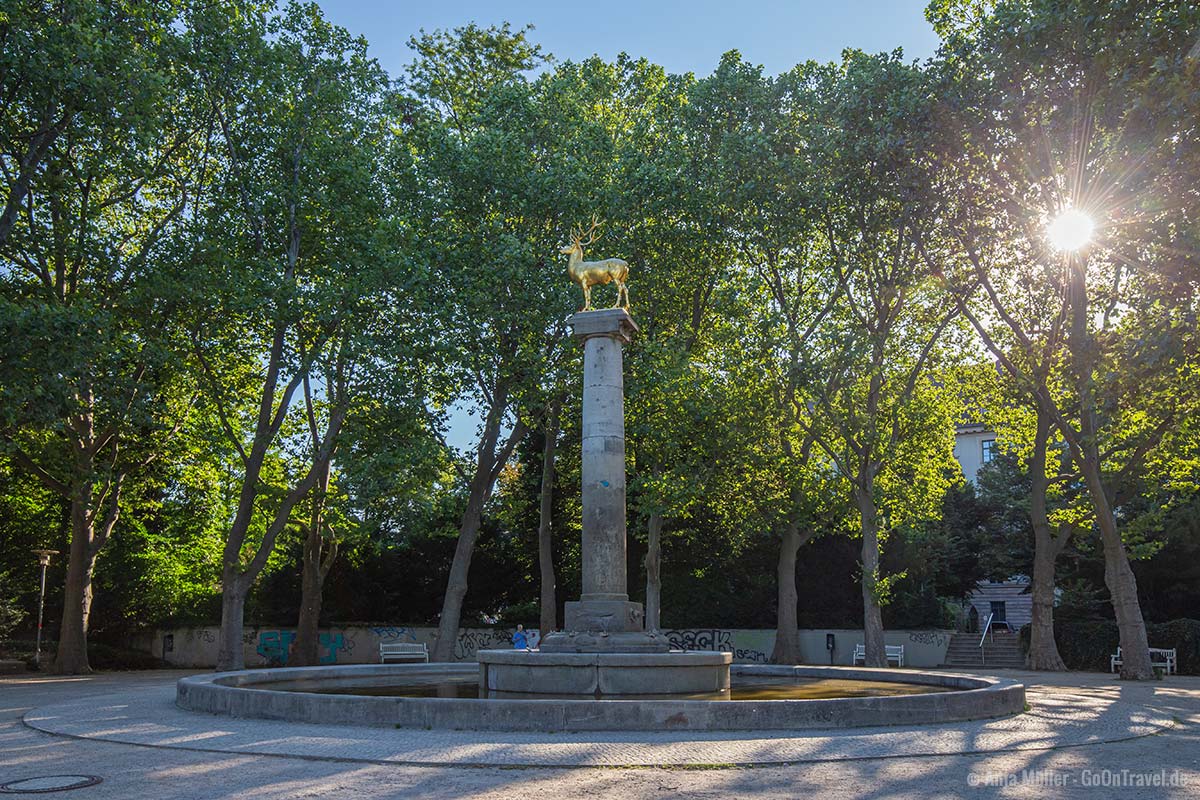 Der Hirschbrunnen mit dem goldenen Hirsch