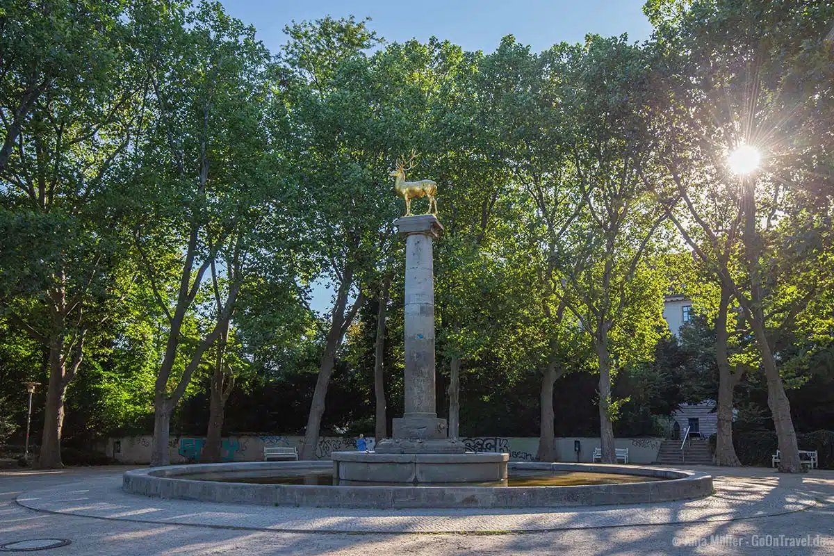 Der Hirschbrunnen mit dem goldenen Hirsch Der Hirschbrunnen mit dem goldenen Hirsch