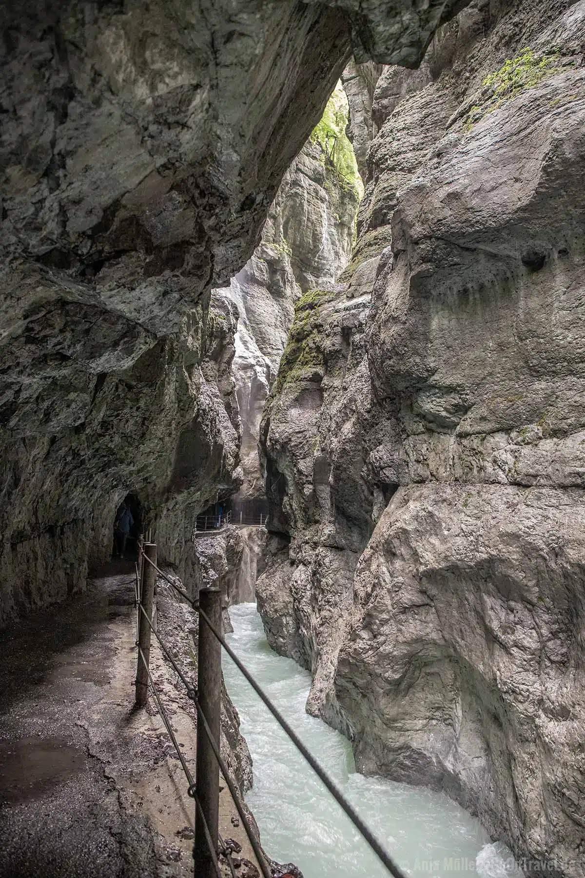 Der Weg in der Partnachklamm führt zum Teil direkt durch den Felsen Der Weg in der Partnachklamm führt zum Teil direkt durch den Felsen