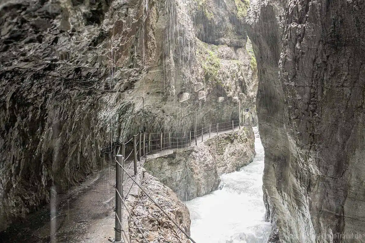 Wasser fließt an der Schlucht hinunter Wasser fließt an der Schlucht hinunter