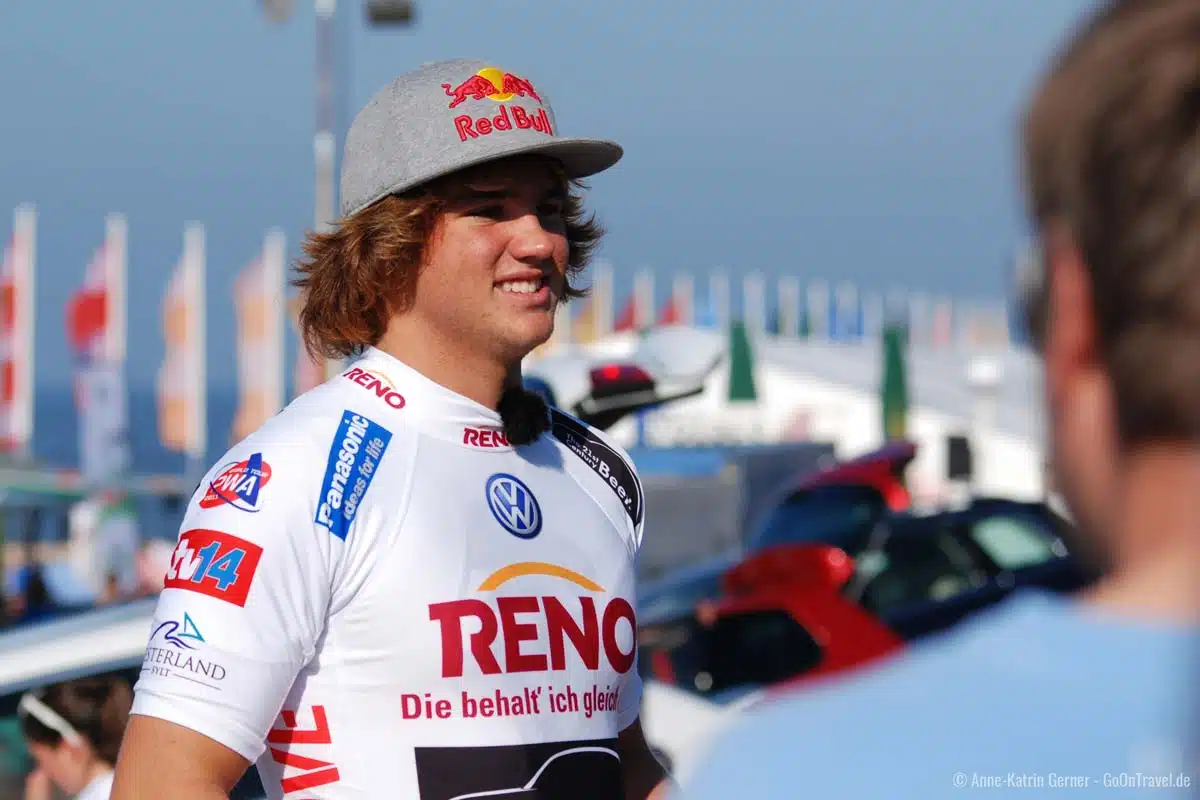 Windsurf Weltmeister Philip Köster im Interview an der Strandpromenade Windsurf Weltmeister Philip Köster im Interview an der Strandpromenade
